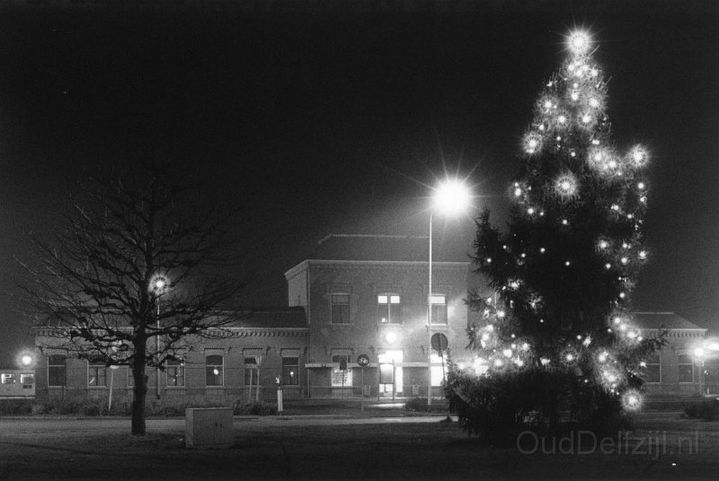 Station met kerstboom 2.jpg